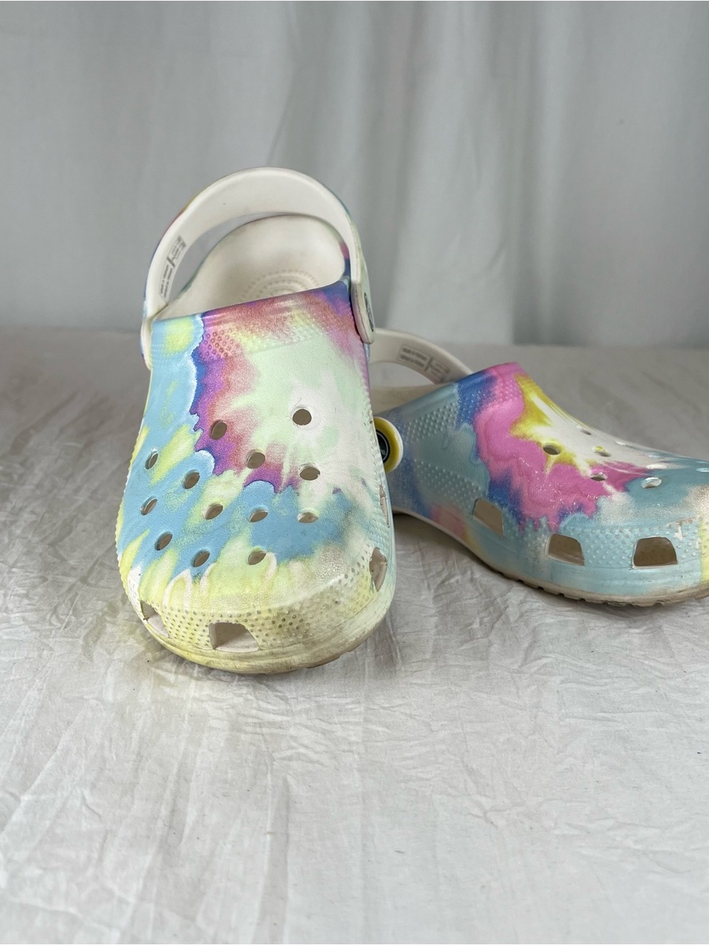 CROCS szJ3 Kids Tie-Dye Slip-On Clogs in White with Pastel Rainbow